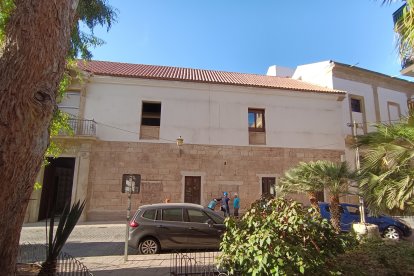 Así se encuentra ahora mismo el entorno y la fachada por calle Hospital