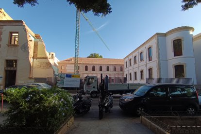 Vista general de la fachada de la entrada principal por la parte del Parque Nicolás Salmerón