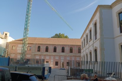 Vista general de la fachada de la entrada principal por la parte del Parque Nicolás Salmerón