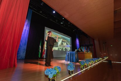 Una intérprete de signos estuvo presente durante todo el acto.