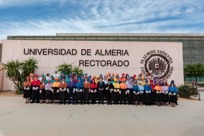 La comitiva académica reunida tras el acto.