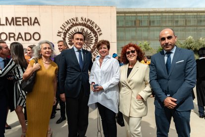 José Carlos Gómez Villamando, consejero de la Universidad, Investigación e Innovación de la Junta de Andalucía,  junto a representantes de los colegios de Psicología, Veterinaria y Medicina y Fca. Isabel García.