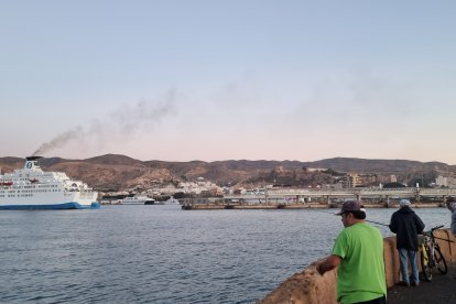 El buque ha llegado esta mañana al Puerto de Almería.