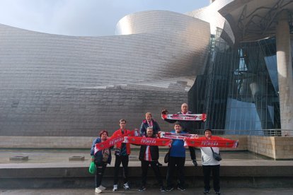 Un grupo de aficiones en el Museo Guggenheim de Bilbao.