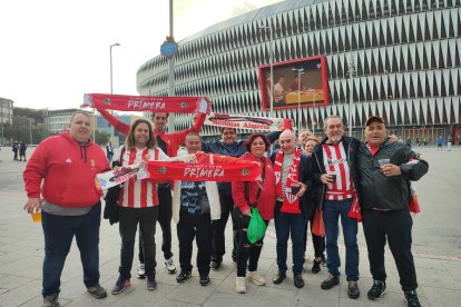 Disfrutando del ambiente de fútbol en los exteriores de La Catedral.