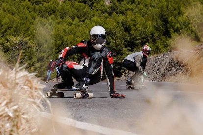 Participantes rodando sobre el asfalto del Alto de Velefique.