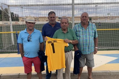 Miguel, Juan Martínez, Manuel López y Serafín, de la junta directiva.