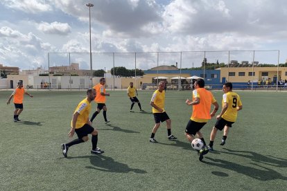 Calentando para disputar un partidillo especial.