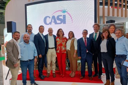 El Presidente y responsables de CASI y Samantha Vallejo-Nágera tras la presentación.