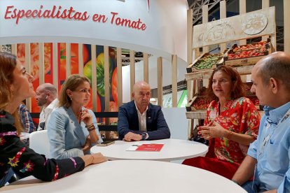 Samantha Vallejo-Nágera con el Presidente y miebros de CASI en Fruit Attraction.