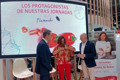 Samantha Vallejo-Nágera colocándose el pin de CASI.