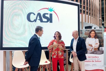 Samantha Vallejo-Nágera con el pin de CASI.