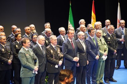 Foto de familia de autoridades y premiados