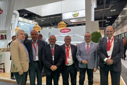 Representación de Vicasol con directivos de LA VOZ.