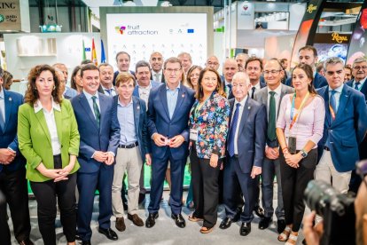 Cargos del Partido Popular durante su visita a la feria agrícola.