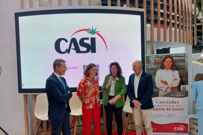 Samantha Vallejo-Nágera, con la alcaldesa de Almería.