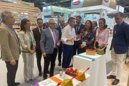 La consejera de Agricultura, Carmen Crespo, en el expositor de Biosabor