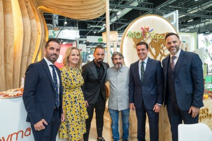 El presidente de la Diputación y la diputada de promoción agroalimentaria, con el chef Tony García.