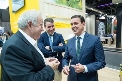 José Antonio Santorroman, fundador de Agrobio, recibe la visita de Javier Aureliano García, presidente de la Dipuación, y Fernando Giménez, diputado de Presidencia.