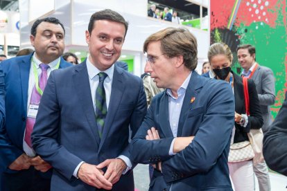 El alcalde de Madrid, José Luis Martínez-Almeida, con el presidente de la Diputación de Almería, Javier Aureliano García.