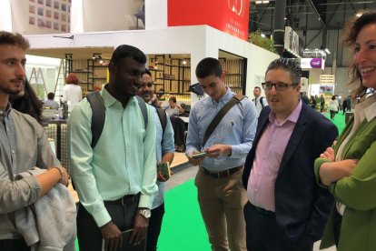 En Fruit Attraction, María Vazquez con alumnos de la International School of Agri Management (ISAM).