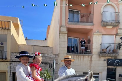 Cándido, maría y Antonio \'el Verano\', a caballo.