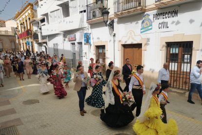 Procesión hacia la iglesia y la ofrenda floral.