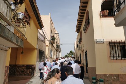 Participantes en la ofrenda acercándose a laiglesia.