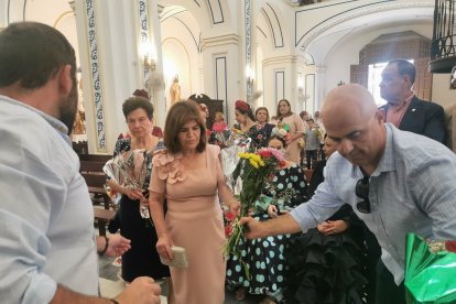 Vecinos acercándose con sus ofrendas.