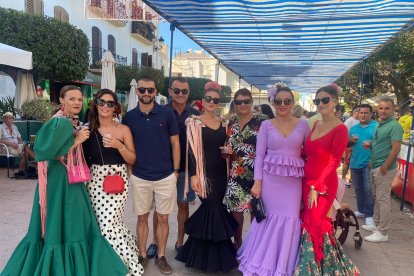 Samantha, Shelly, Sergio, Pedro, Elly, Antonia, Paula (Z. Premiere) y Laura durante la Feria del Mediodía de Turre, que ene stas fiestas ha vuelto a ser todo un punto de encuentro para amigos y familiares.