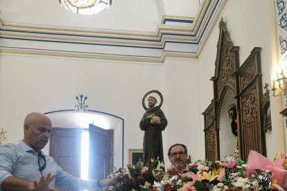 Colocación de las flores y ramos.