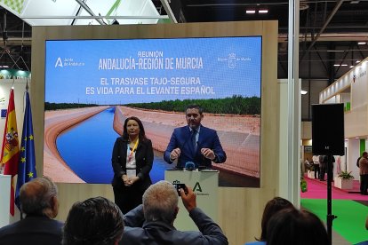 Los consejeros de agricultura de Murcia y Andalucía, reivindicando el trasvase Tajo Segura.