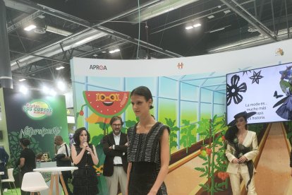 Moda sostenible: ropa hecha a partir de restos de invernaderos.