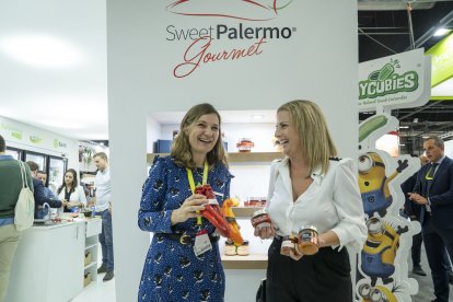María Luisa Cruz, diputada de Promoción Agroalimentaria, con Rijk Zwaan y productos de Sabores Almería.