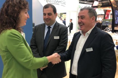 María Vázquez, alcaldesa de Almería, visita uno de los stands de la feria agrícola.