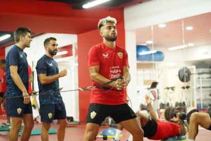 Arnau Puigmal haciendo el trabajo del cuerpo técnico.