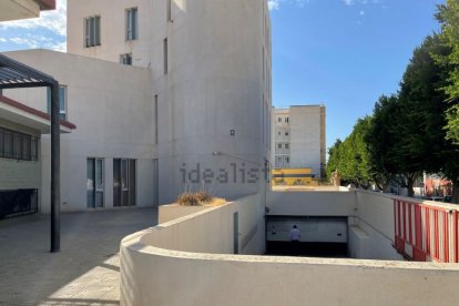 El edificio tiene dos viviendas, oficinas y cerca de 100 plazas de aparcamiento.
