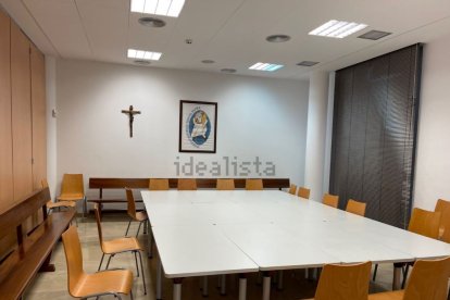 Salones y oficinas en el edificio de Nueva Andalucía puesto en venta por el Obispado.