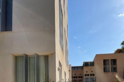 El edificio, a escasos metros del Conservatorio de Música.