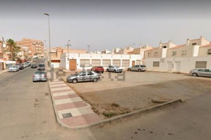 Solar puesto a la venta a escasos metros del Puerto de Roquetas de Mar.