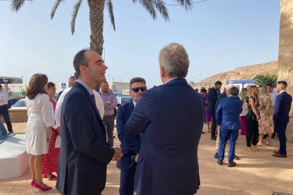 A la izquierda, el delegado Manuel de la Torre.