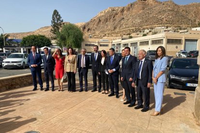 Principales autoridades, antes del acto.