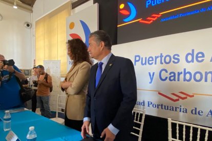 Autoridades, de pie antes del acto.