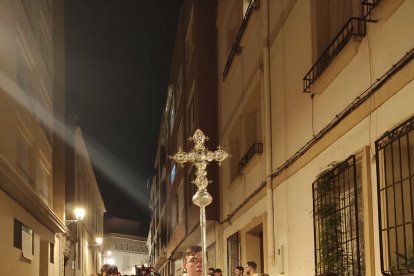 Inicio del cortejo juvenil que acompañó al Resucitado hasta su nueva ubicación.