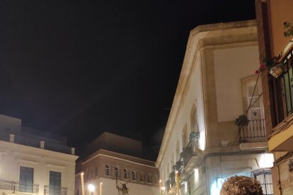 La imagen del Resucitado, en la plaza de la Administración Vieja hacia la Catedral.