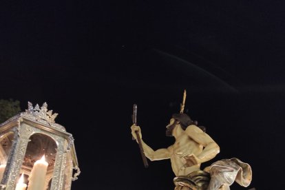 El Resucitado iba iluminado por los faroles del Gran Poder.