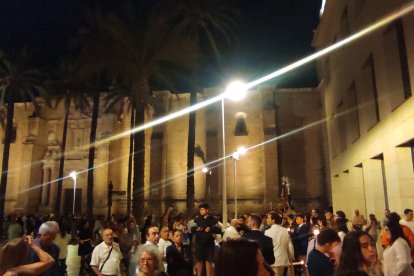 Expectación en la plaza de la Catedral ante la llegada del Resucitado.