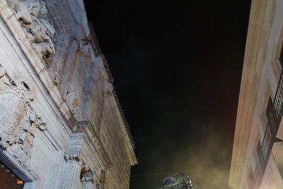 El Cristo de la Caridad, ante la puerta de Santiago.