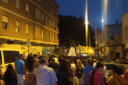 Vecinos y devotos acompañando al Cristo de la Caridad.