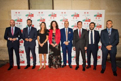 Diputación y Ayuntamiento de Almería respaldan a AJE durante la Gala.